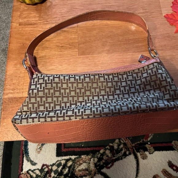 Small Tommy Hilfiger purse - Picture 4 of 8
